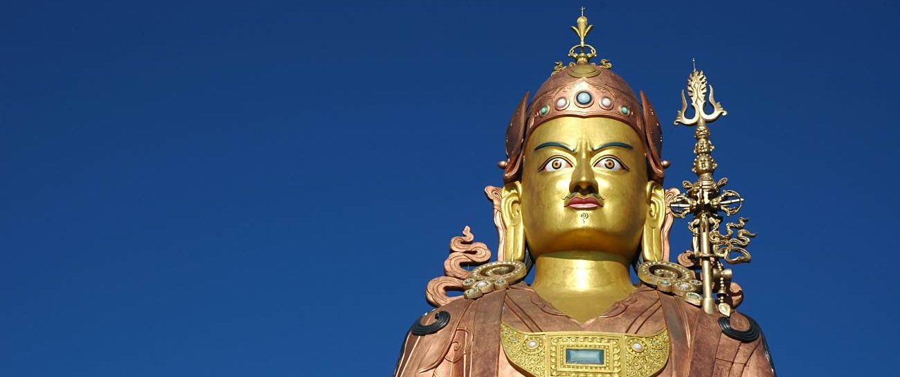 Ośmioletnie studia buddyjskie pod kierunkiem J. Św. Gangtenga Rinpocze